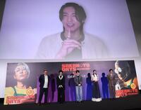 最後にあいさつをする目黒蓮（上）＝撮影・佐々木彰尚