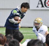 アメフトのボールを手に登場したオードリー・若林正恭（撮影・持木克友）