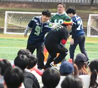 「青天」の本をハンドオフするオードリー・若林正恭（撮影・持木克友）