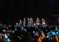 ７人そろってパフォーマンスするＢＴＳ（写真はすべて（ｐ）＆（ｃ）ＢＩＧＨＩＴ　ＭＵＳＩＣ／Ｎｅｔｆｌｉｘ）