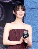 舞台あいさつで笑顔を見せる池田エライザ（撮影・西岡正）