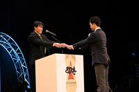 学長として卒業証書を手渡したＧＥＮＥＲＡＴＩＯＮＳ中務裕太（左）