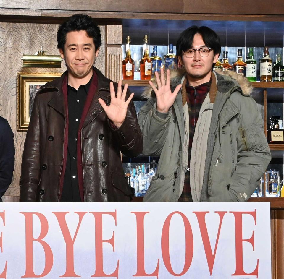 笑顔で手を振る大泉洋（左）と松田龍平