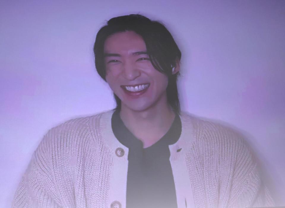 リモートで舞台あいさつに登場した目黒蓮（撮影・佐々木彰尚）