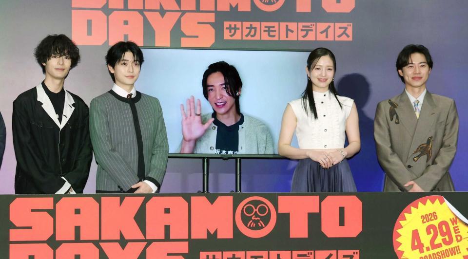 舞台あいさつに登場した（左から）塩野瑛久、高橋文哉、リモート参加の目黒蓮、横田真悠、戸塚純貴（撮影・佐々木彰尚）
