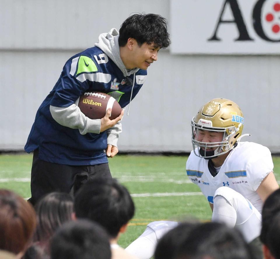 アメフトのボールを手に登場したオードリー・若林正恭（撮影・持木克友）