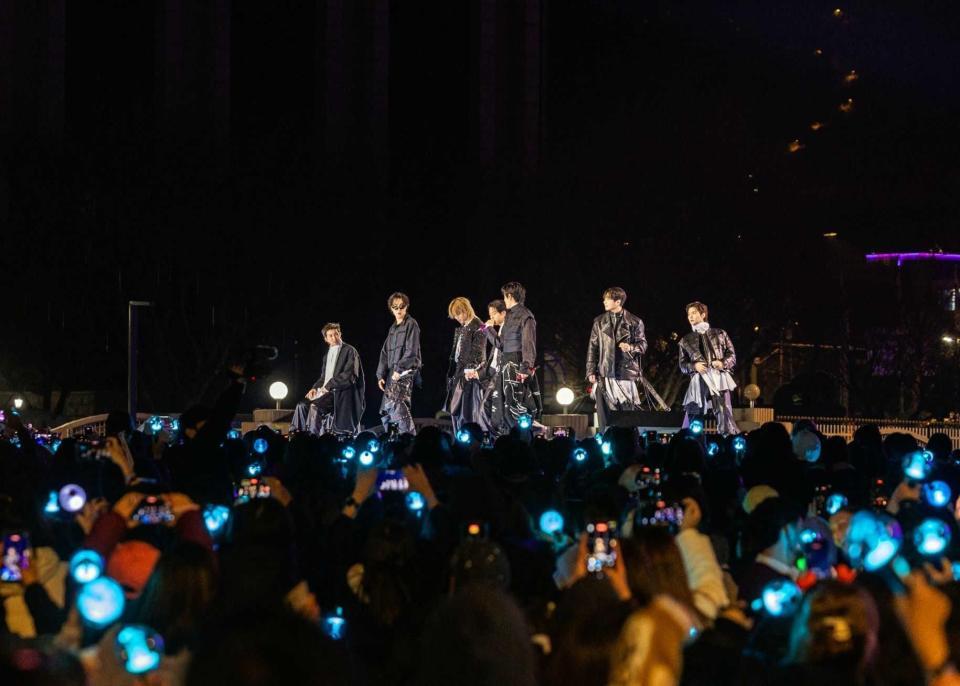 ７人そろってパフォーマンスするＢＴＳ（写真はすべて（ｐ）＆（ｃ）ＢＩＧＨＩＴ　ＭＵＳＩＣ／Ｎｅｔｆｌｉｘ）