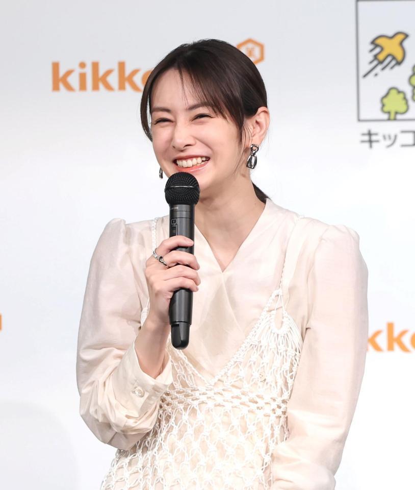 笑顔を見せる北川景子（撮影・石井剣太郎）