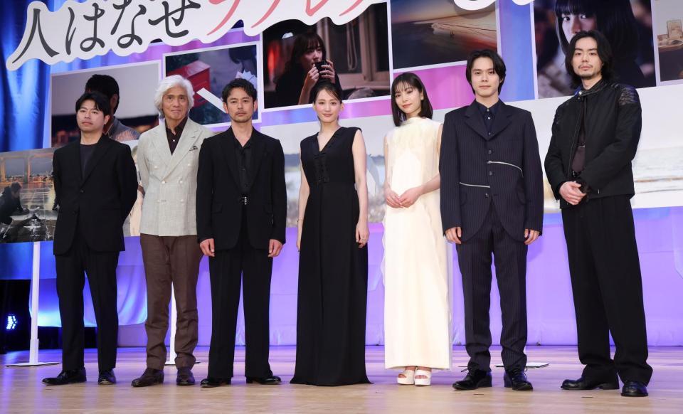 完成披露試写会に登壇した（左から）石井裕也監督、佐藤浩市、妻夫木聡、綾瀬はるか、當真あみ、細田佳央太、菅田将暉（撮影・石井剣太郎）