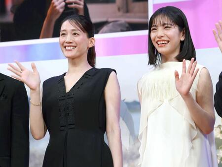 綾瀬はるか（左）と當真あみ