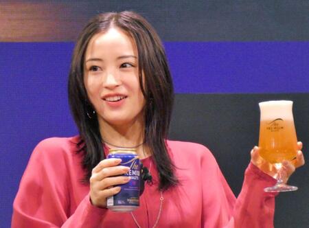 ビールを持つ広瀬すず