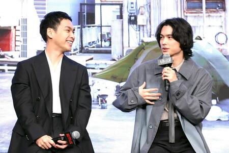 四股踏みの話で盛り上がる柳楽優弥（左）とＳｉｘＴＯＮＥＳの松村北斗（撮影・西岡正）