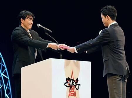 学長として卒業証書を手渡したＧＥＮＥＲＡＴＩＯＮＳ中務裕太（左）