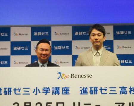 会見したかまいたちの山内健司（左）と濱家隆一