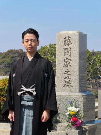 墓前で襲名報告を行った尾上左近