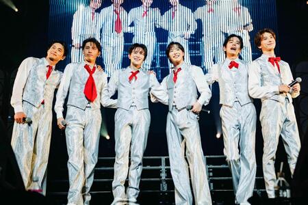 ステージで笑顔を見せたＳＨＯＷ-ＷＡの（左から）青山隼、山本佳志、向山毅、塩田将己、井筒雄太、寺田真二郎