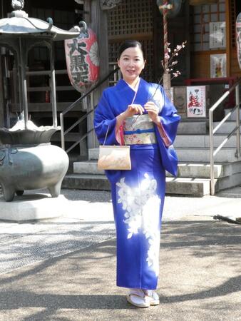 撮影に応じるカン・ハンナ＝大圓寺