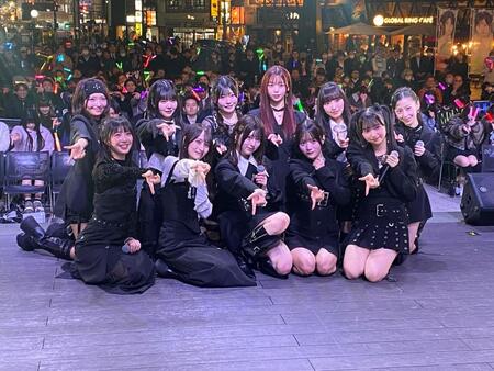 記念撮影するＷＨＩＴＥ　ＳＣＯＲＰＩＯＮ