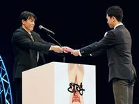 学長として卒業証書を手渡したＧＥＮＥＲＡＴＩＯＮＳ中務裕太（左）