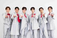 ライブ前の写真撮影で笑顔を見せたＳＨＯＷ-ＷＡの（左から）寺田真二郎、山本佳志、向山毅、塩田将己、青山隼、井筒雄太