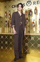 ポーズをきめる三浦翔平＝ＧｉｎｚａＮｏｖｏ（撮影・金田祐二）