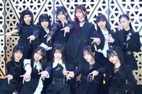 ポーズを決めるＷＨＩＴＥ　ＳＣＯＲＰＩＯＮの（下段左から）ＡＯＩ、ＡＬＬＹ、ＨＡＮＮＡ、ＡＣＥ、ＣＨＯＣＯ、（上段左から）ＮＡＶＩ、ＮＡＴＳＵ、ＭＯＭＯ、ＮＩＣＯ、ＡＣＯ、ＣＯＣＯ