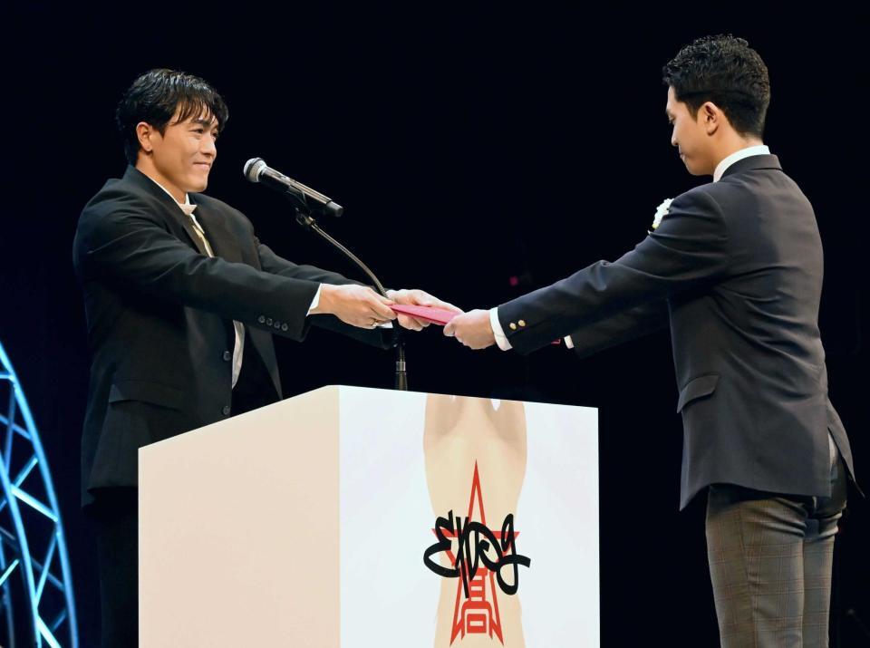 学長として卒業証書を手渡したＧＥＮＥＲＡＴＩＯＮＳ中務裕太（左）