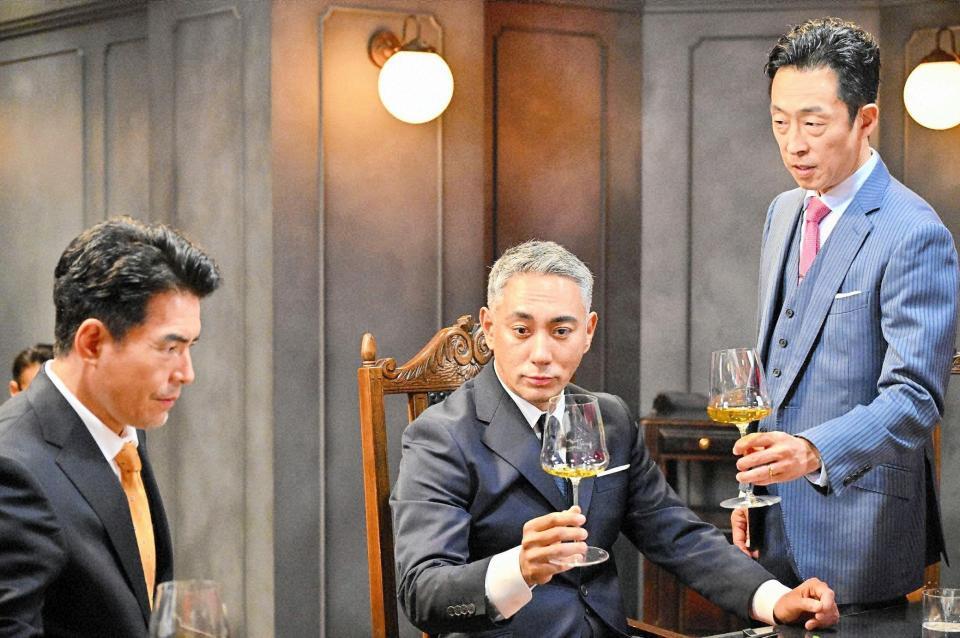 背後で密談に耳を澄ます人物が…　ＴＢＳ「リブート」