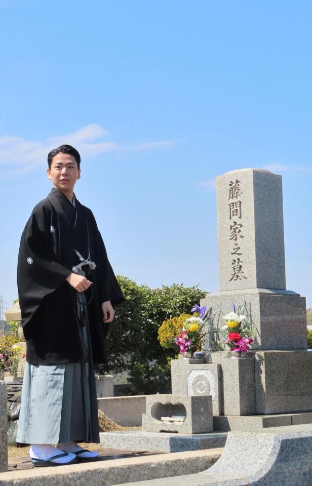 墓前で襲名報告を行った尾上左近