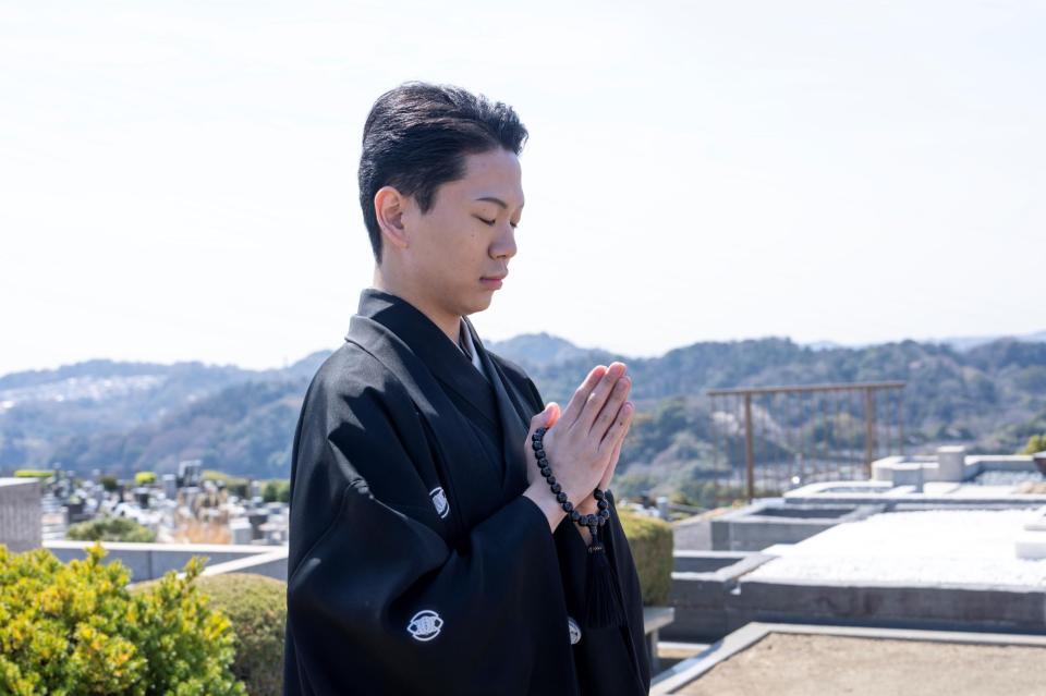 三代目辰之助襲名を先祖の墓前で報告する尾上左近（ⓒ松竹）