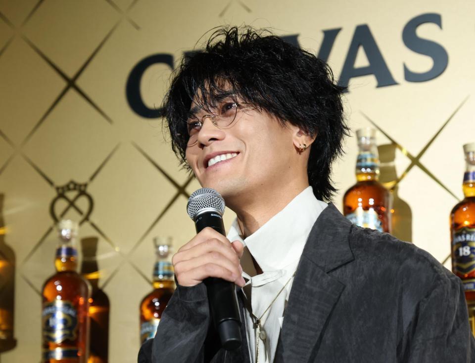 笑顔で取材に応じる赤西仁＝ＧｉｎｚａＮｏｖｏ（撮影・金田祐二）