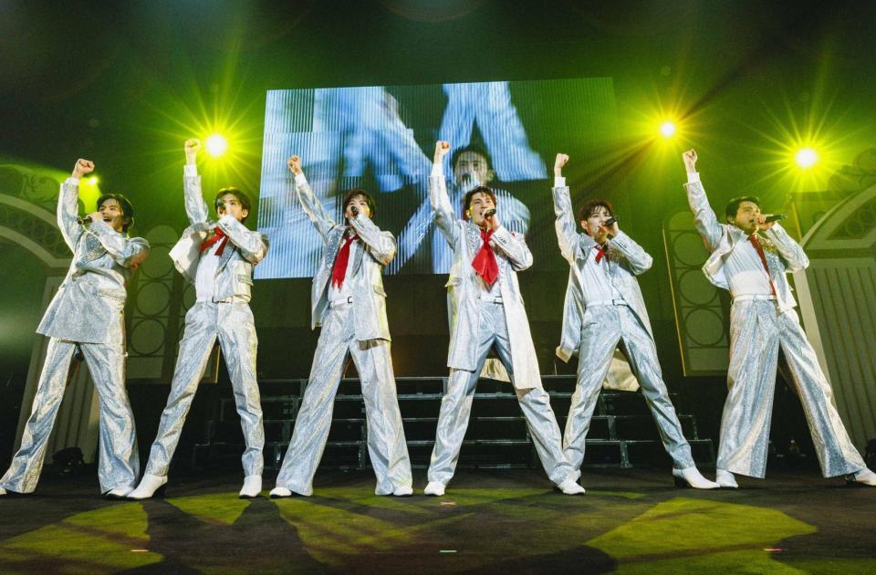 ステージで熱いパフォーマンスを繰り広げたＳＨＯＷ-ＷＡの（左から）左から井筒雄太、寺田真二郎、塩田将己、山本佳志、向山毅、青山隼