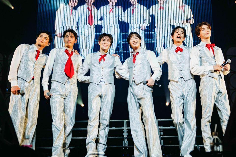ステージで笑顔を見せたＳＨＯＷ-ＷＡの（左から）青山隼、山本佳志、向山毅、塩田将己、井筒雄太、寺田真二郎