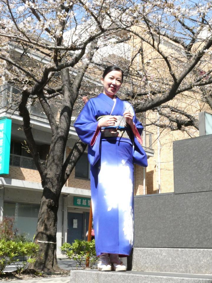 桜の前で撮影に応じるカン・ハンナ