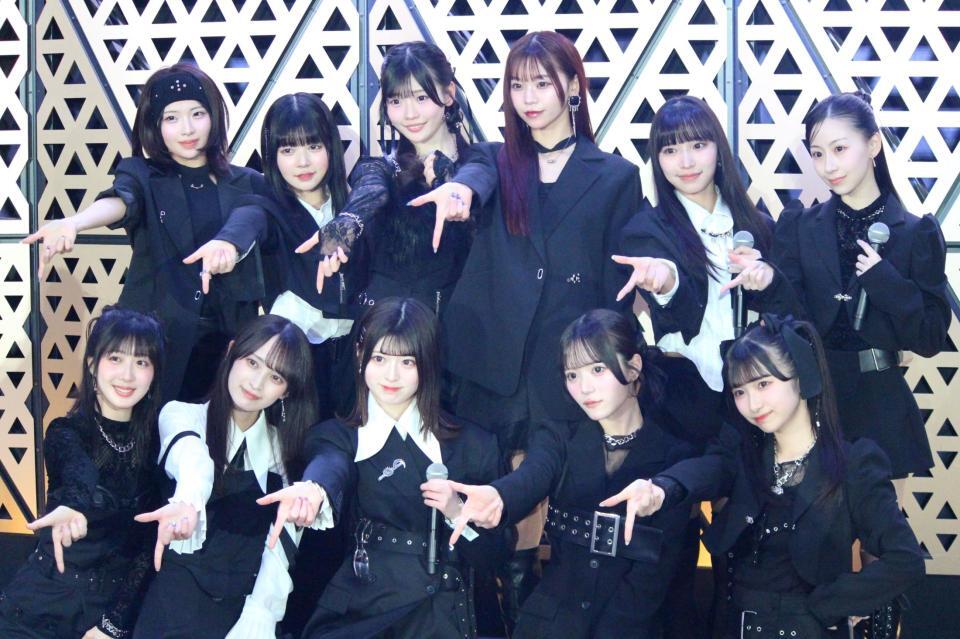 ポーズを決めるＷＨＩＴＥ　ＳＣＯＲＰＩＯＮの（下段左から）ＡＯＩ、ＡＬＬＹ、ＨＡＮＮＡ、ＡＣＥ、ＣＨＯＣＯ、（上段左から）ＮＡＶＩ、ＮＡＴＳＵ、ＭＯＭＯ、ＮＩＣＯ、ＡＣＯ、ＣＯＣＯ