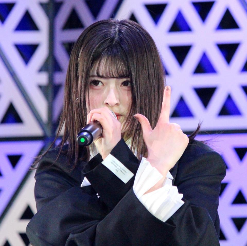 ポーズを決めるＷＨＩＴＥ　ＳＣＯＲＰＩＯＮのＨＡＮＮＡ