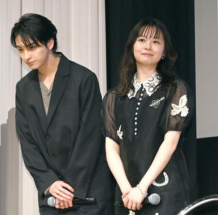 共演の新原泰佑（左）と登壇する莉子＝フジテレビ本社マルチシアター（撮影・園田高夫）