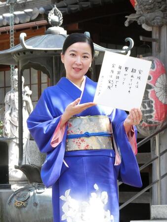撮影に応じるカン・ハンナ＝大圓寺