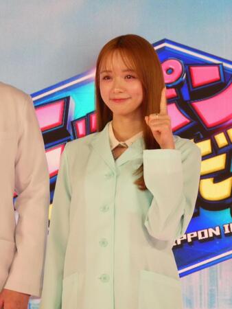 ポーズを決める森香澄＝都内