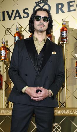 ポーズをきめる金子ノブアキ＝ＧｉｎｚａＮｏｖｏ（撮影・金田祐二）