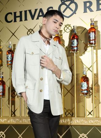 ポーズをきめるＵＴＡ＝ＧｉｎｚａＮｏｖｏ（撮影・金田祐二）