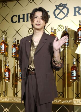 ポーズをきめる三浦翔平＝ＧｉｎｚａＮｏｖｏ（撮影・金田祐二）