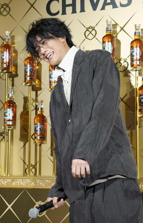 笑顔で取材に応じる赤西仁（撮影・金田祐二）