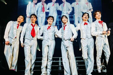 ツアー「道」の最終公演を行ったＳＨＯＷ-ＷＡの（左から）青山隼、山本佳志、向山毅、塩田将己、井筒雄太、寺田真二郎