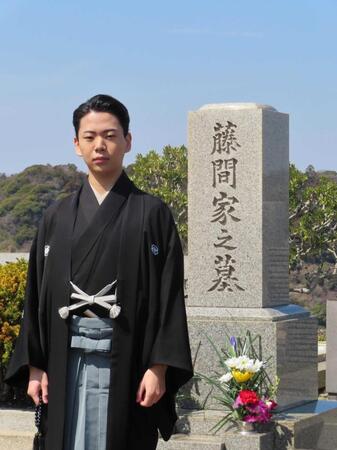 　襲名報告の墓参を行った尾上左近
