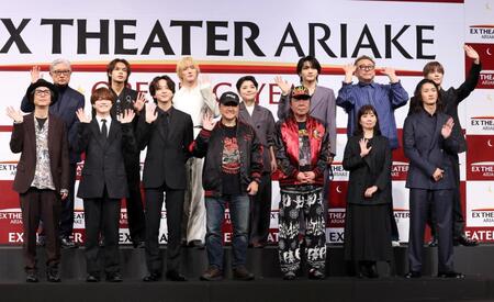 手を振るなにわ男子・大橋和也（左から２人目）、ｔｉｍｅｌｅｓｚ・寺西拓人（同３人目）ら（撮影・石井剣太郎）