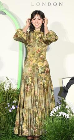 シックなロングドレスでフォトコールに登場した鈴木愛理（撮影・園田高夫）