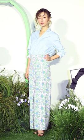 フォトコールでポーズをとる松本まりか（撮影・園田高夫）