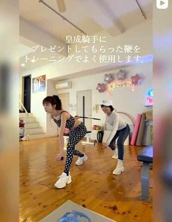 ほしのあきとムチを使ったトレーニング。樫木裕実さんのインスタグラム＠ｋａｓｈｉｋｉｈｉｒｏｍｉ（３月２４日付）より
