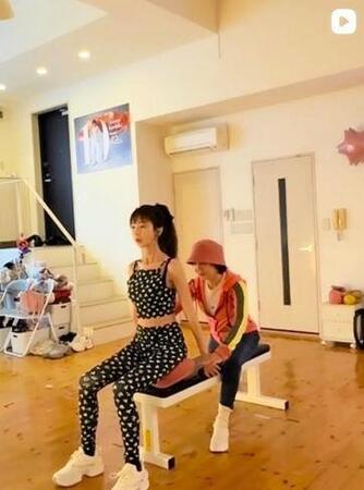 ほしのあきとトレーニング。樫木裕実さんのインスタグラム＠ｋａｓｈｉｋｉｈｉｒｏｍｉ（３月２４日付）より